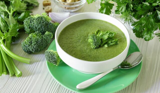 sutsuz-brokoli-corbasi-tarifi